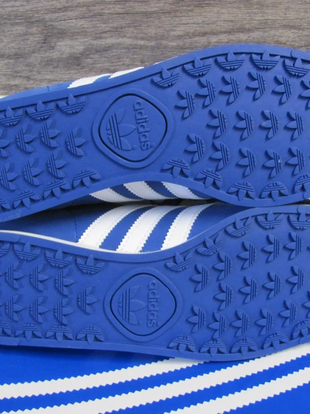 ADIDAS MENS SAMOA  NEW IN BOX